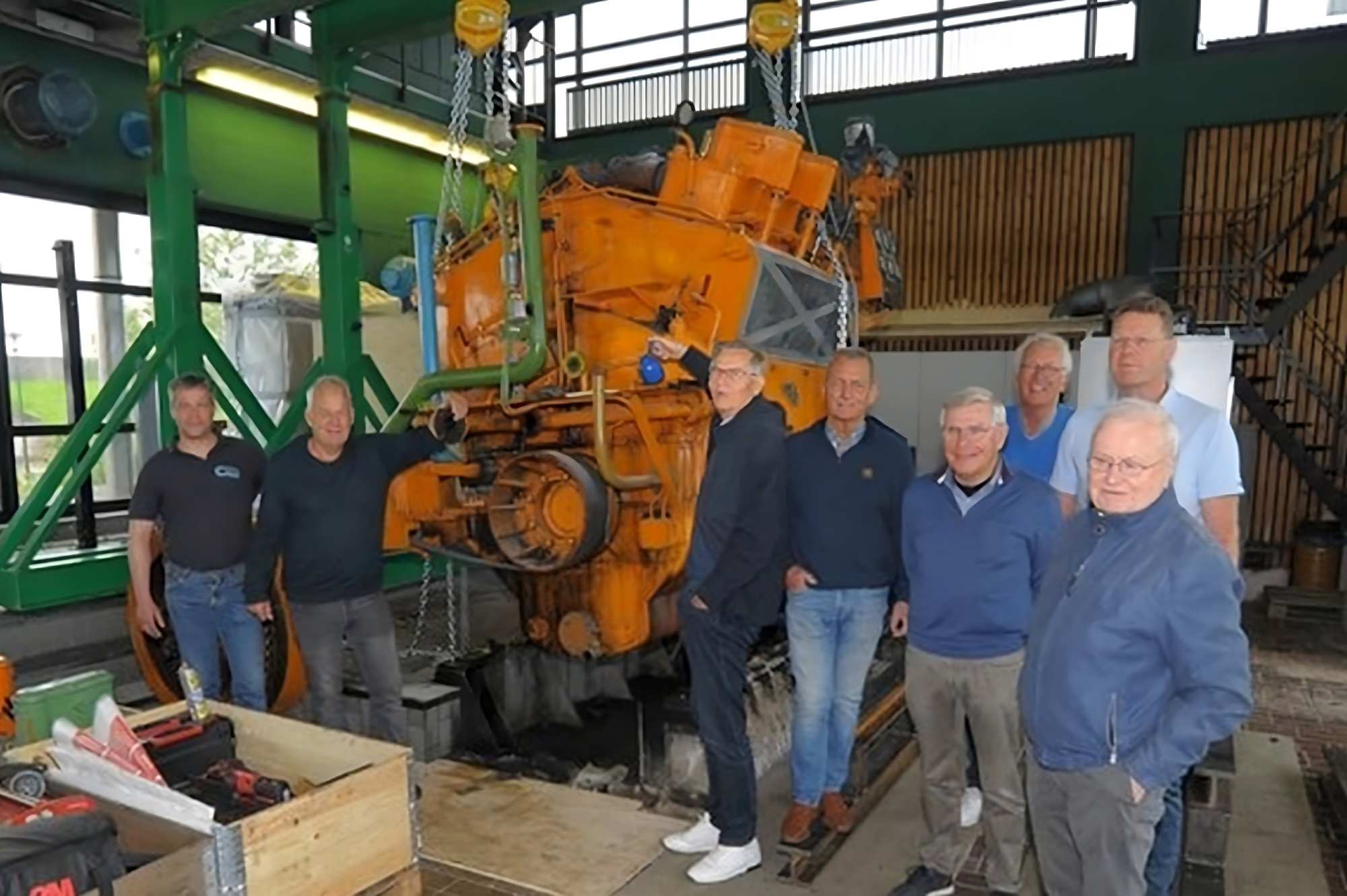 Bicsa bestuur staat naast de bronsmotor die verplaatst wordt uit het gemaal farmsum delfzijl