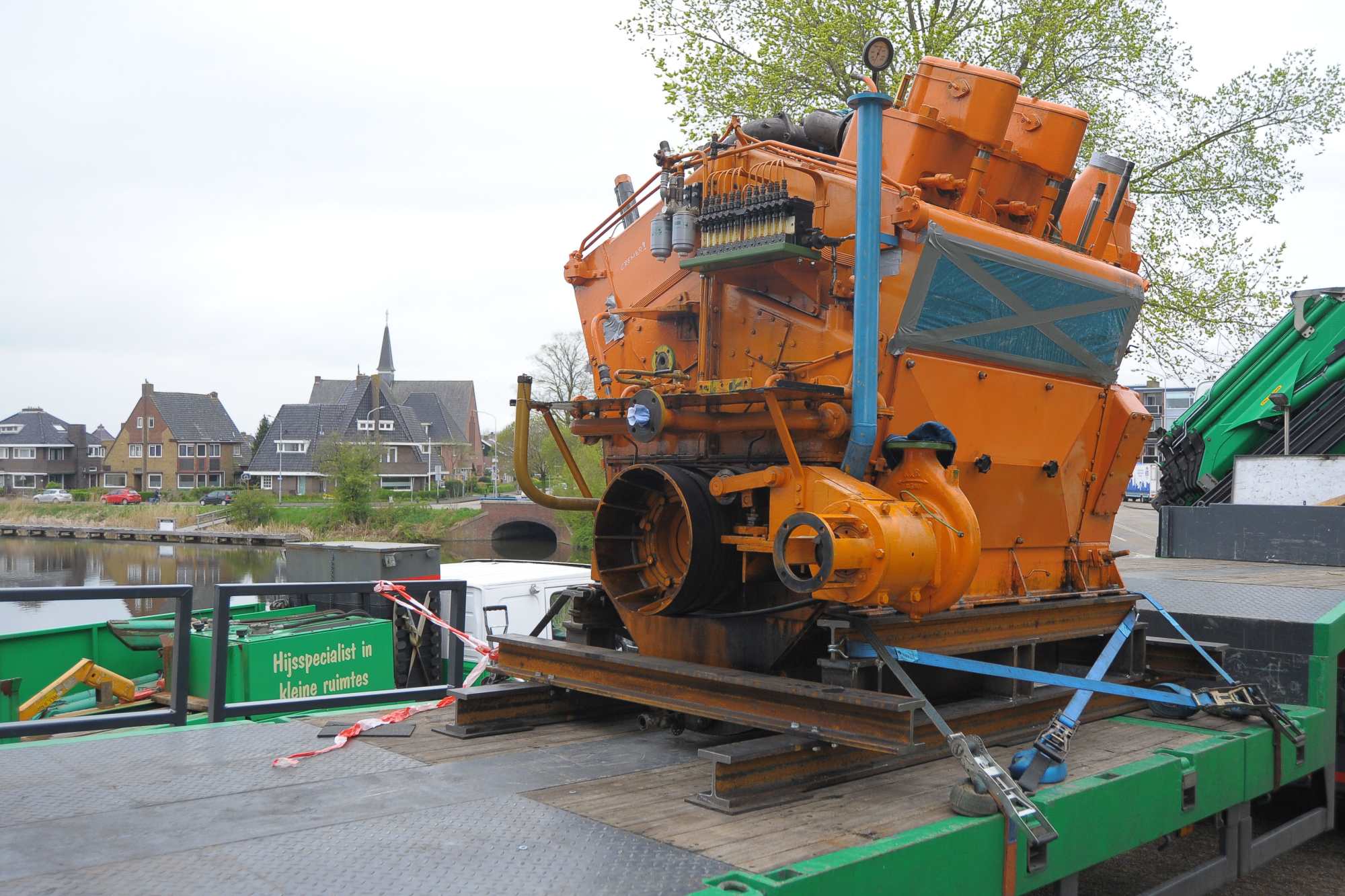 Bronsmotor op transpost richting Appingedam
